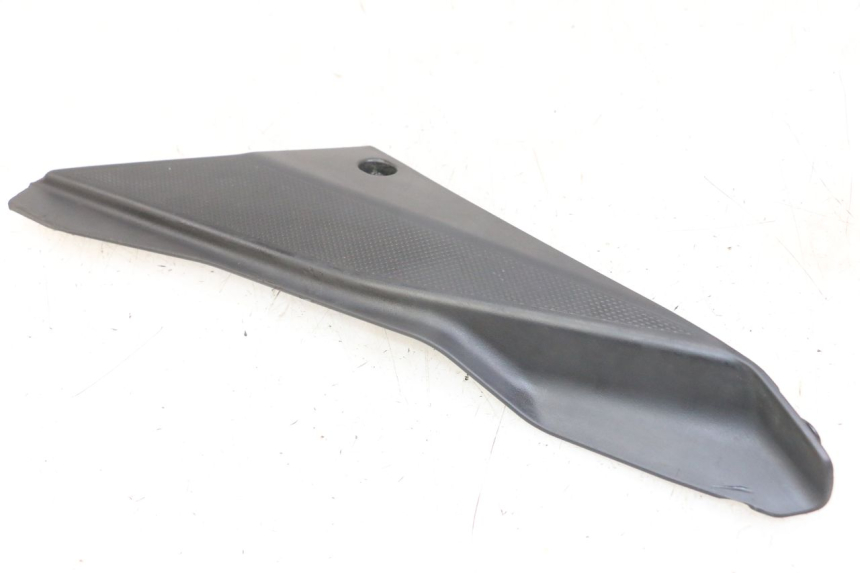 photo de RIGHT UNDERSEAT PANEL DERBI SENDA SM DRD X-TREME 50 (2011 - 2017) - Technical close-up