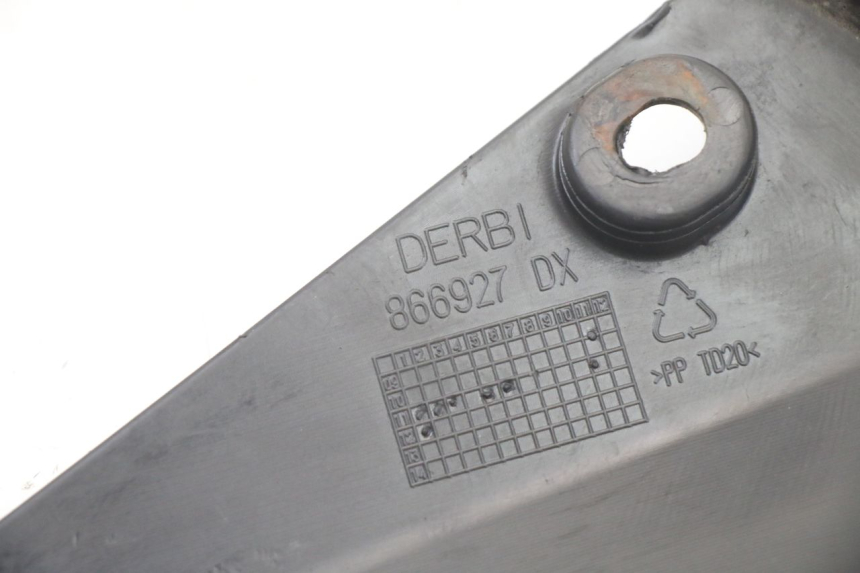 photo de RIGHT UNDERSEAT PANEL DERBI SENDA SM DRD X-TREME 50 (2011 - 2017) - Technical close-up