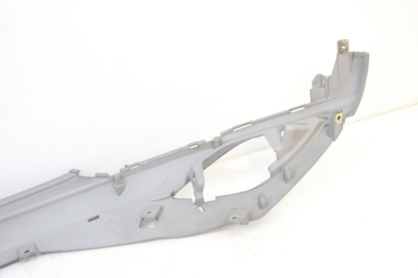 photo de RIGHT SIDE UNDER SEAT COVER SYM FIDDLE 3 III 125 (2014 - 2020) - Fixing points details