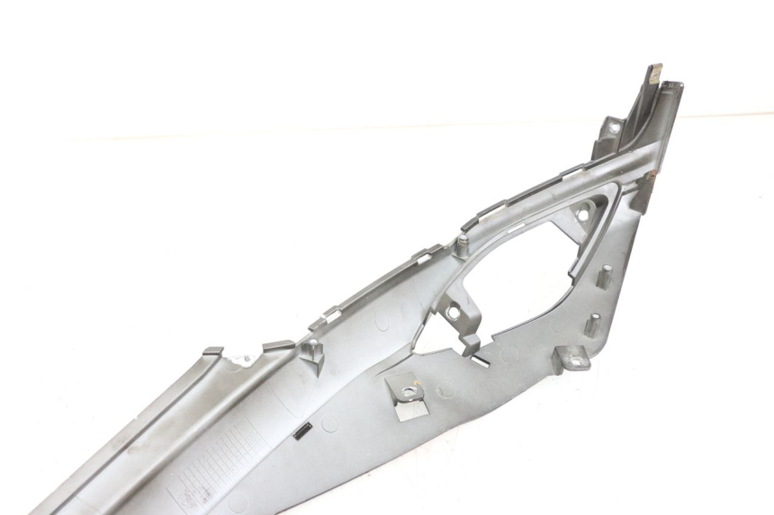 photo de RIGHT UNDERSEAT PANEL SYM FIDDLE 3 III 50 (2014 - 2020) - Technical close-up