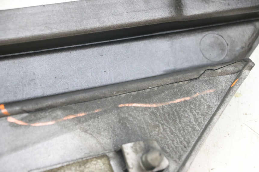 photo de RIGHT SIDE UNDER SEAT COVER YAMAHA FJ 3CX 1200 (1986 - 1996) - Technical close-up