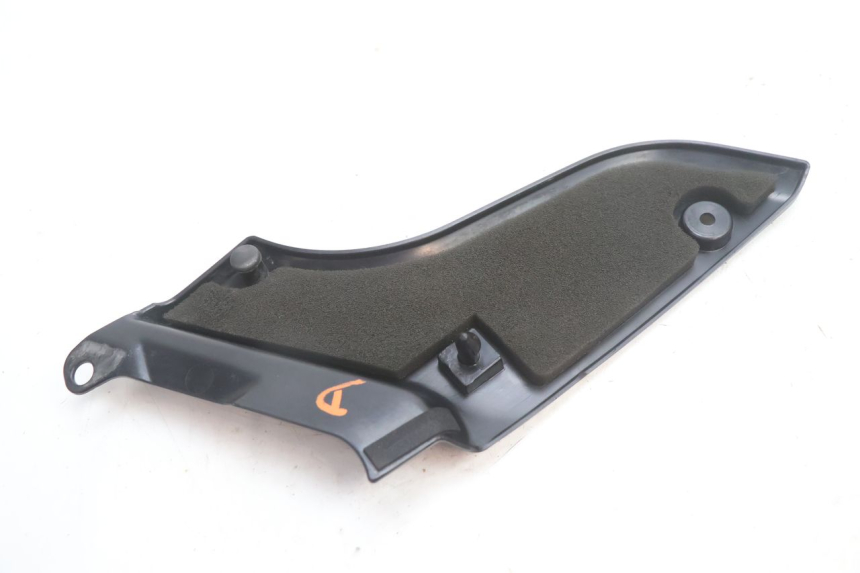 photo de RIGHT UNDERSEAT PANEL YAMAHA FJR 1300 (2001 - 2005) - Alternative perspective