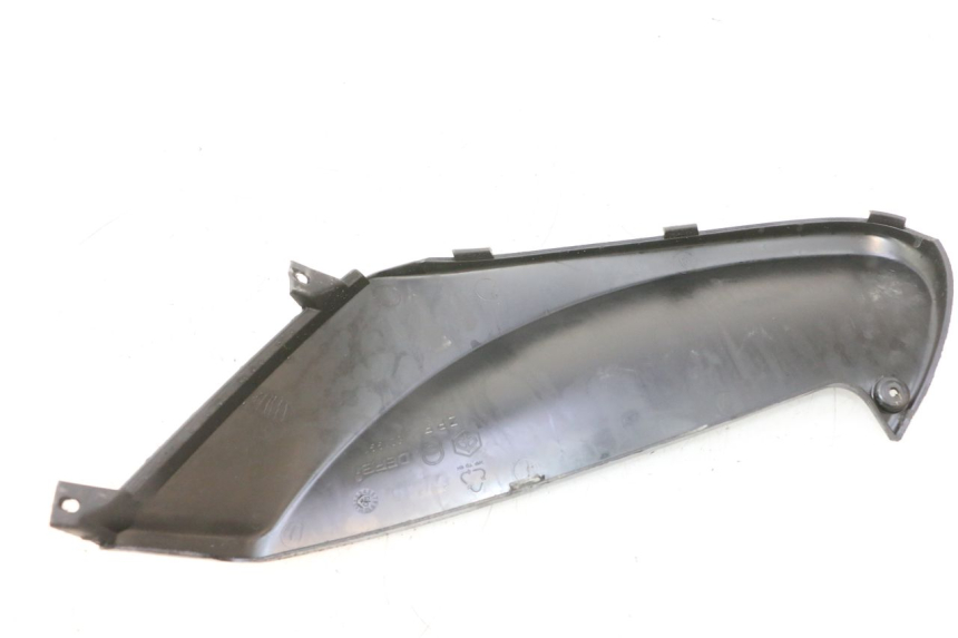 photo de RIGHT UNDERSEAT PANEL PIAGGIO FLY 2T 50 (2004 - 2017) - Zoom on usage condition