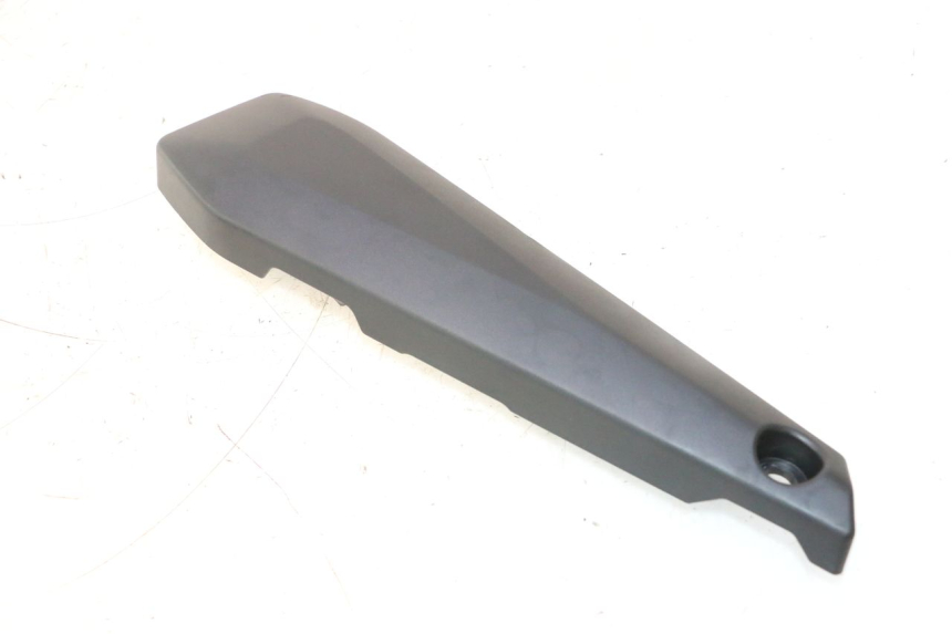 photo de RIGHT UNDERSEAT PANEL YAMAHA FZ8 800 (2010 - 2016) - Zoom on usage condition