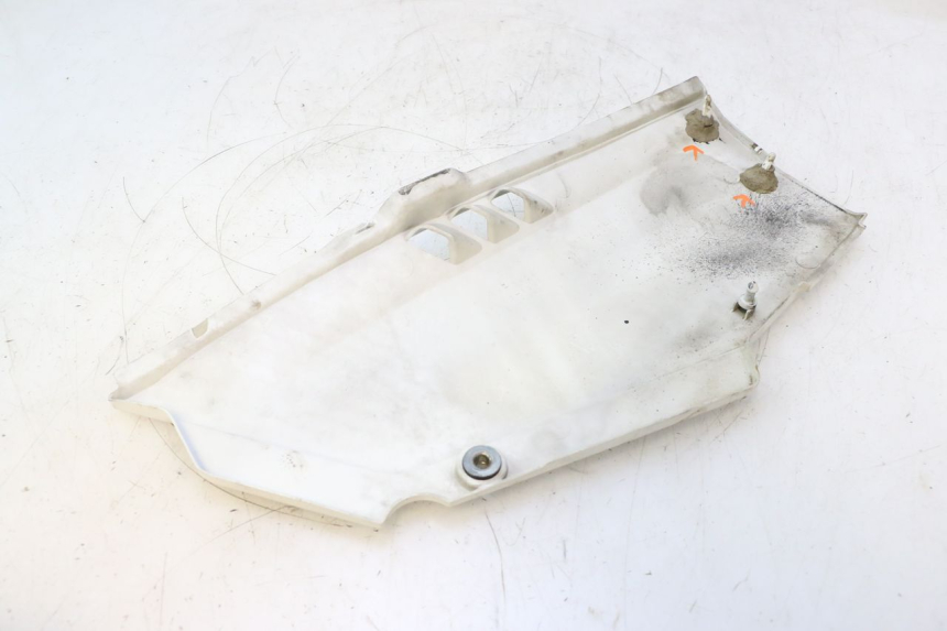 photo de RIGHT UNDERSEAT PANEL KAWASAKI GPX F ZX750F 750 (1986 - 1990) - Technical close-up