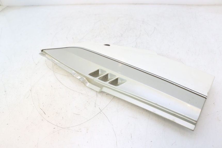 photo de RIGHT UNDERSEAT PANEL KAWASAKI GPX F ZX750F 750 (1986 - 1990) - Fixing points details