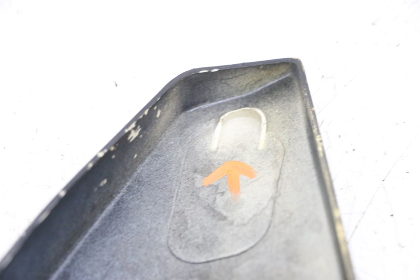 photo de RIGHT UNDERSEAT PANEL KAWASAKI GPZ RX 1000 (1986 - 1988) - Zoom on usage condition