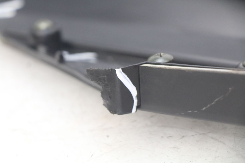 photo de RIGHT SIDE SEAT COVER TNT MOTOR GRIDO 2T 50 (2010 - 2019) - Zoom on usage condition