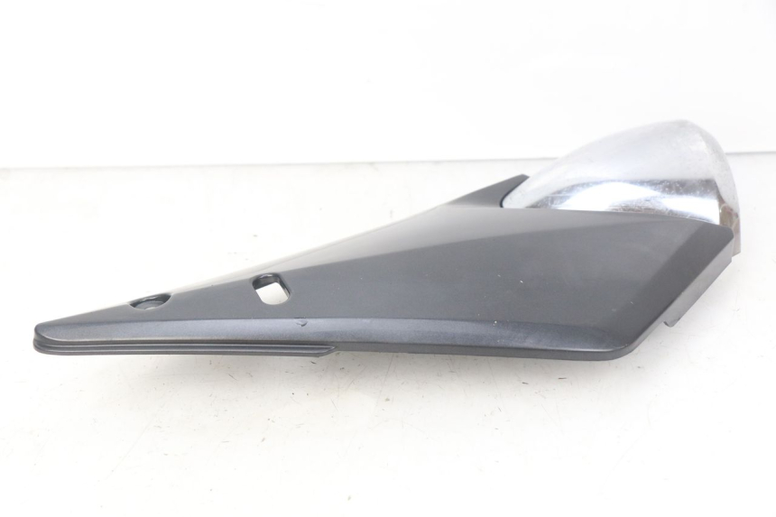 photo de RIGHT UNDERSEAT PANEL SUZUKI GSF N BANDIT 600 (2000 - 2004) - Zoom on usage condition