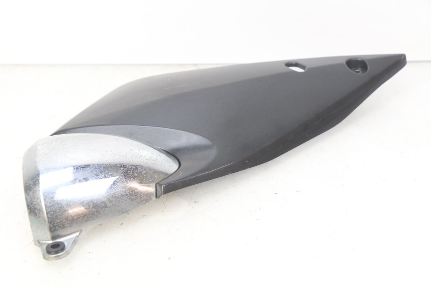 photo de RIGHT UNDERSEAT PANEL SUZUKI GSF N BANDIT 600 (2000 - 2004) - Alternative perspective