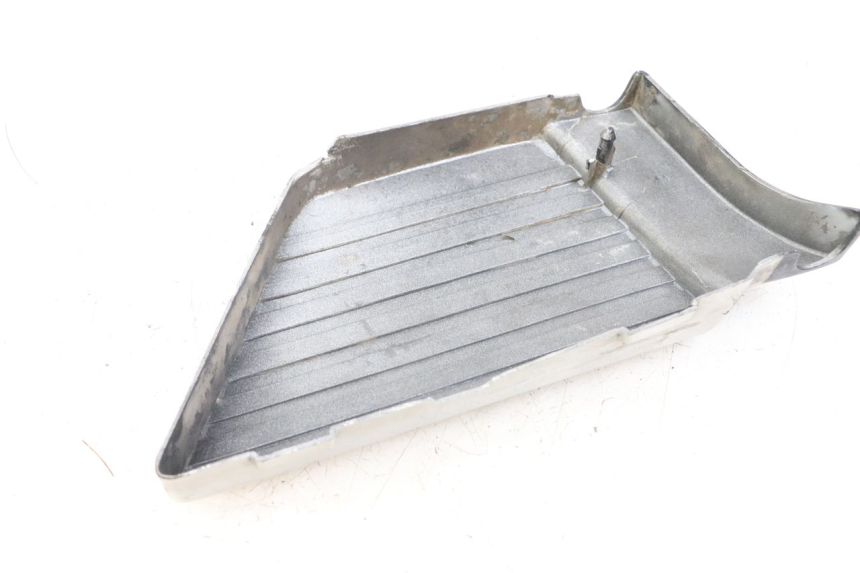 photo de RIGHT UNDERSEAT PANEL SUZUKI GSX E 250 (1982 - 1983) - Zoom on usage condition