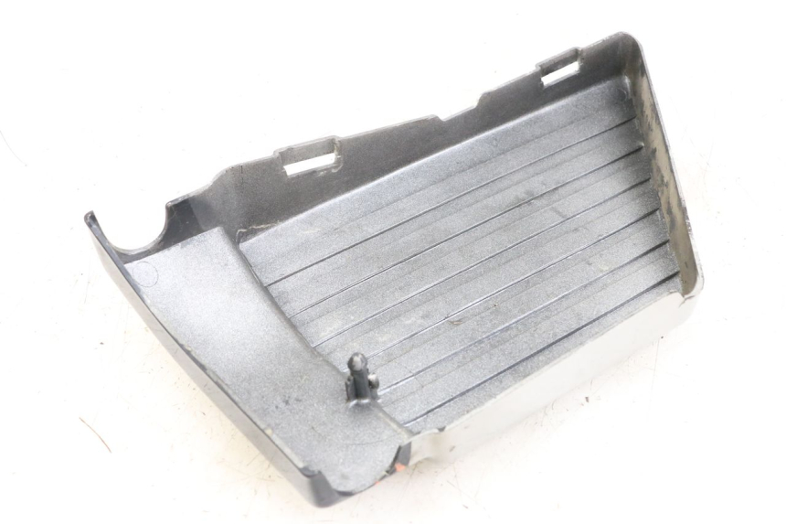 photo de RIGHT UNDERSEAT PANEL SUZUKI GSX E 250 (1982 - 1983) - Alternative perspective