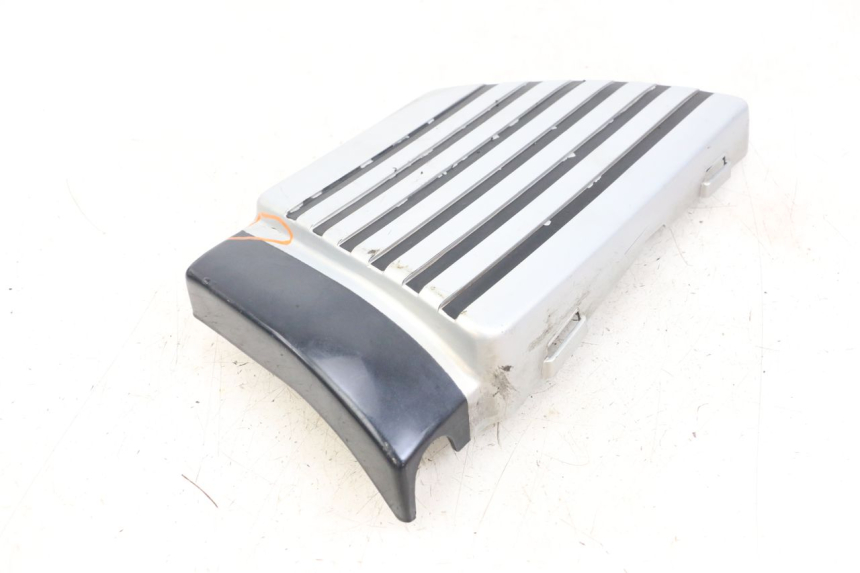 photo de RIGHT UNDERSEAT PANEL SUZUKI GSX E 250 (1982 - 1983) - Technical close-up