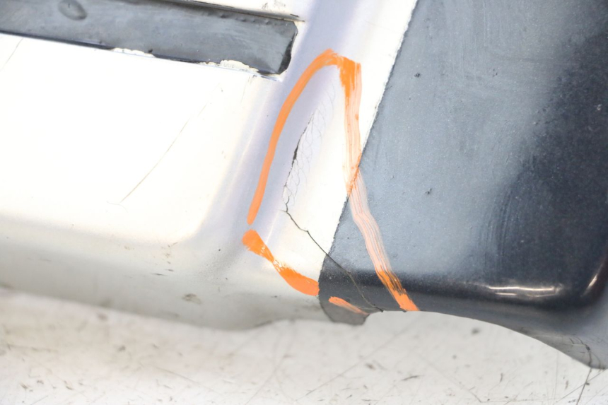 photo de RIGHT UNDERSEAT PANEL SUZUKI GSX E 250 (1982 - 1983) - Fixing points details