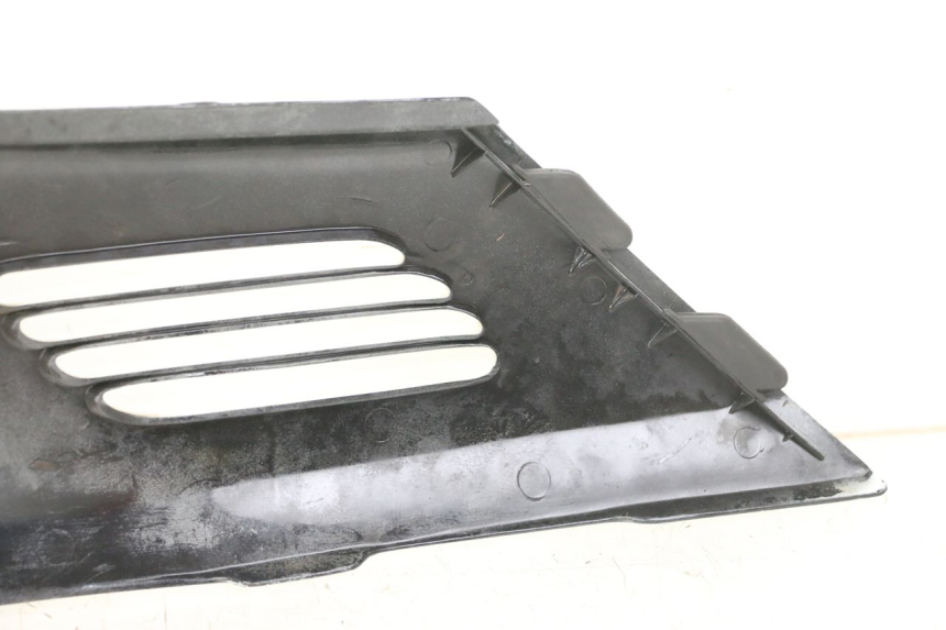 photo de RIGHT UNDERSEAT PANEL HONDA CBR F 1000 (1993 - 1996) - Zoom on usage condition