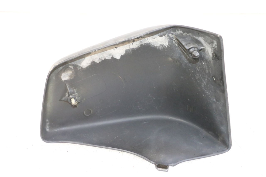 photo de RIGHT UNDERSEAT PANEL HONDA VT C2 SHADOW 750 (1997 - 2001) - Zoom on usage condition