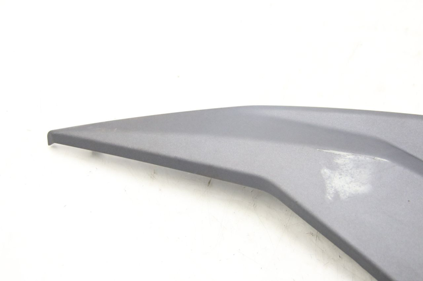 photo de RIGHT SIDE SEAT COVER SYM JET 4 4T 50 (2018 - 2021) - Zoom on usage condition