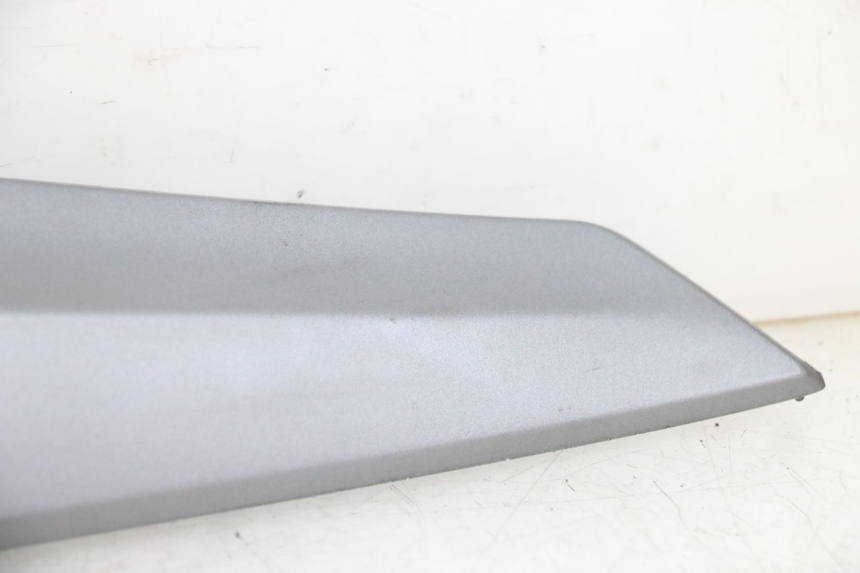 photo de RIGHT UNDERSEAT PANEL SYM JOYMAX 125 (2010 - 2017) - Surface and material condition