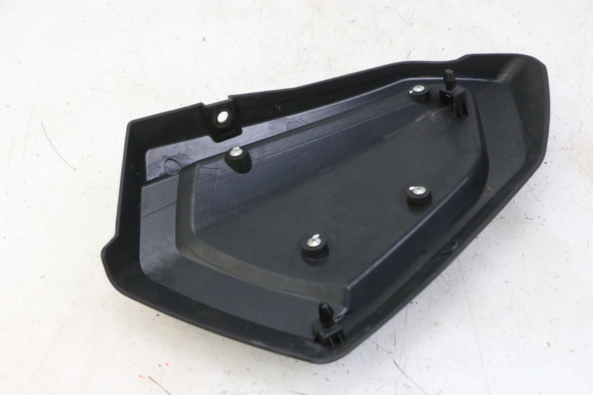 photo de RIGHT UNDERSEAT PANEL KEEWAY K-LIGHT KLIGHT 125 (2018 - 2025) - Zoom on usage condition