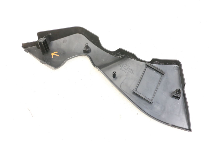 photo de RIGHT UNDERSEAT PANEL KYMCO K-PW K-PIPE 50 (2012 - 2017) - Zoom on usage condition