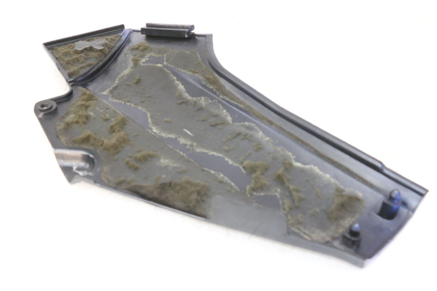 photo de RIGHT UNDERSEAT PANEL KAWASAKI GTR 1000 (1994 - 2004) - Zoom on usage condition