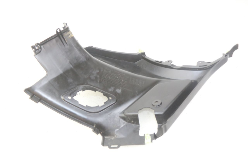 photo de RIGHT SIDE SEAT COVER PEUGEOT KISBEE 4T 50 (2018 - 2022) - Zoom on usage condition