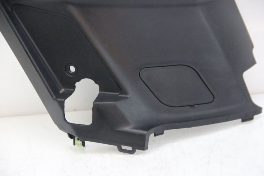 photo de RIGHT SIDE SEAT COVER PEUGEOT KISBEE 4T 50 (2018 - 2022) - Zoom on usage condition