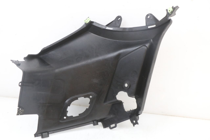 photo de RIGHT SIDE SEAT COVER PEUGEOT KISBEE 4T 50 (2018 - 2022) - Zoom on usage condition