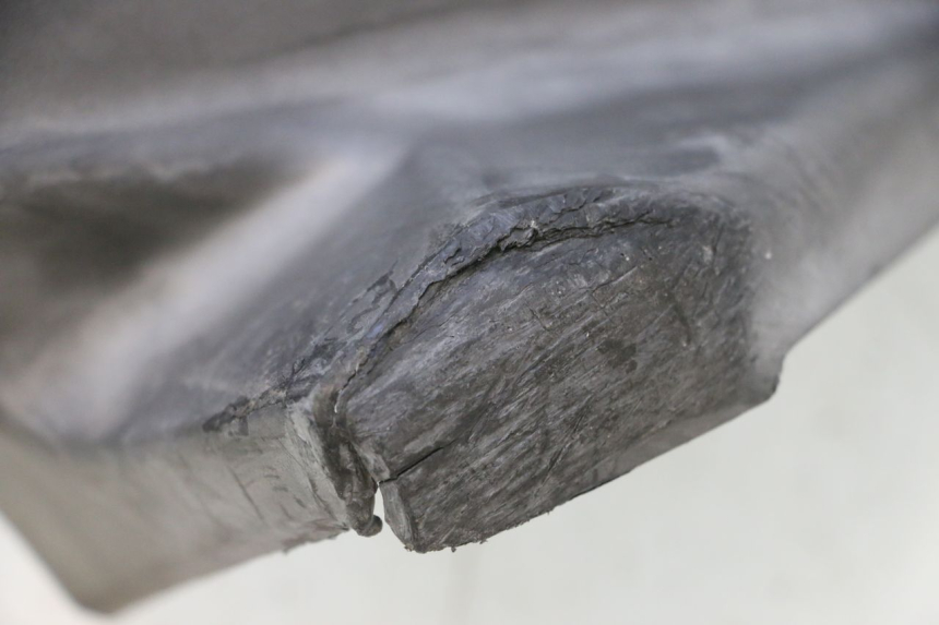 photo de RIGHT UNDERSEAT PANEL MBK NITRO 50 (2004 - 2008) - Surface and material condition