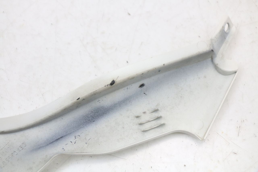 photo de RIGHT UNDERSEAT PANEL MOTO GUZZI NORGE 8V GT 1200 (2011 - 2016) - Surface and material condition