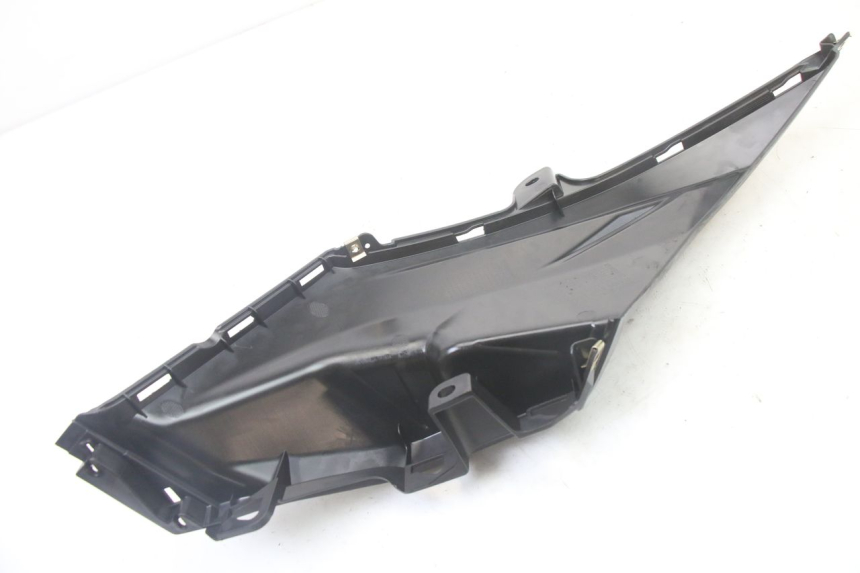 photo de RIGHT UNDERSEAT PANEL SYM ORBIT III 3 4T 50 (2021 - 2025) - Zoom on usage condition