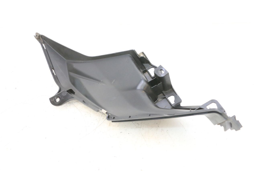 photo de RIGHT SIDE UNDER SEAT COVER SYM ORBIT III 3 4T 50 (2018 - 2021) - Zoom on usage condition