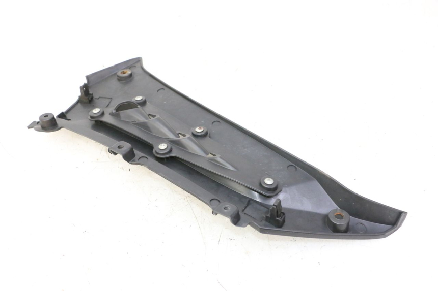 photo de RIGHT UNDERSEAT PANEL MAG POWER R-STREET 50 (2016 - 2025) - Zoom on usage condition