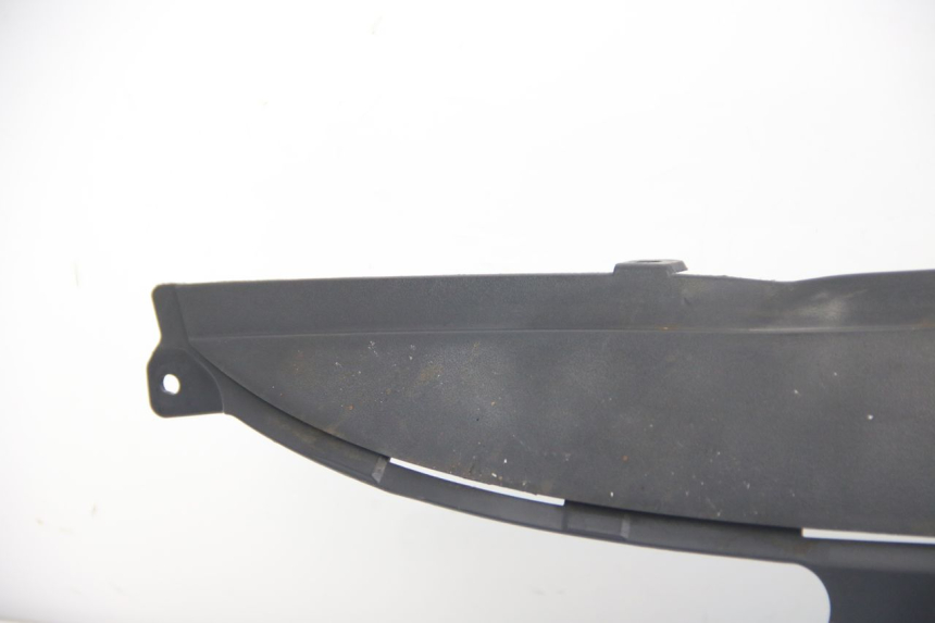 photo de RIGHT SIDE SEAT COVER SUZUKI SIXTEEN 125 (2008 - 2010) - Focus on structure