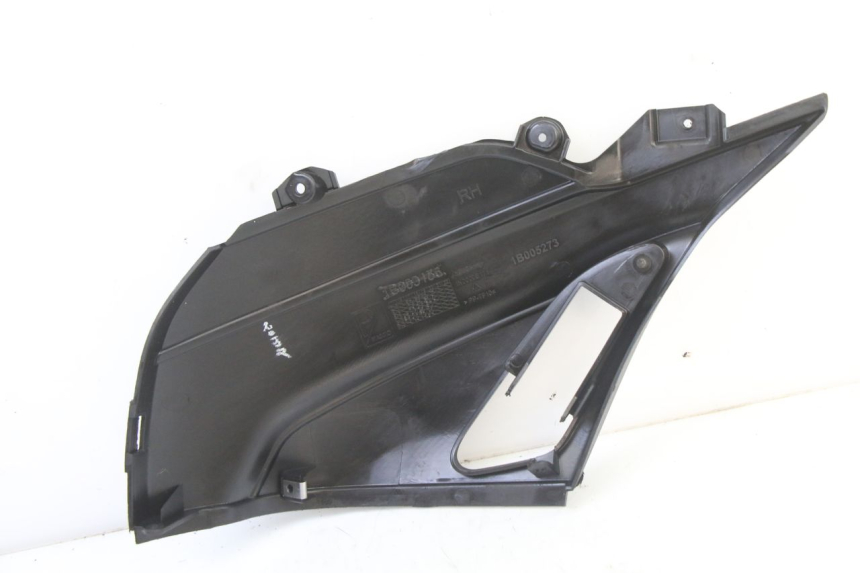 photo de RIGHT UNDERSEAT PANEL APRILIA SR 2T 50 (2018 - 2022) - Zoom on usage condition