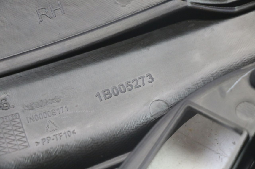 photo de RIGHT UNDERSEAT PANEL APRILIA SR 2T 50 (2018 - 2022) - Technical close-up