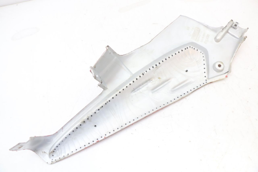 photo de RIGHT UNDERSEAT PANEL APRILIA SR CARB LC 2T 50 (2004 - 2012) - Surface and material condition
