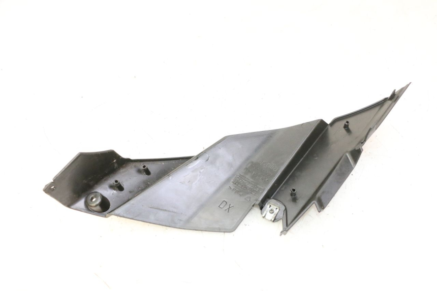 photo de RIGHT UNDERSEAT PANEL APRILIA SR R 2T LC 50 (2018 - 2021) - Zoom on usage condition
