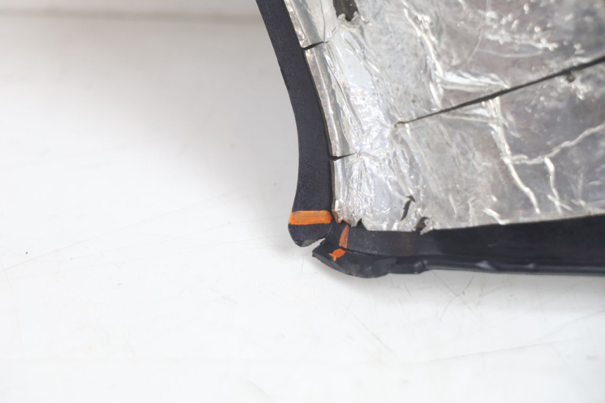 photo de RIGHT UNDERSEAT PANEL HONDA ST PAN EUROPEAN 1100 (1990 - 2002) - Fixing points details