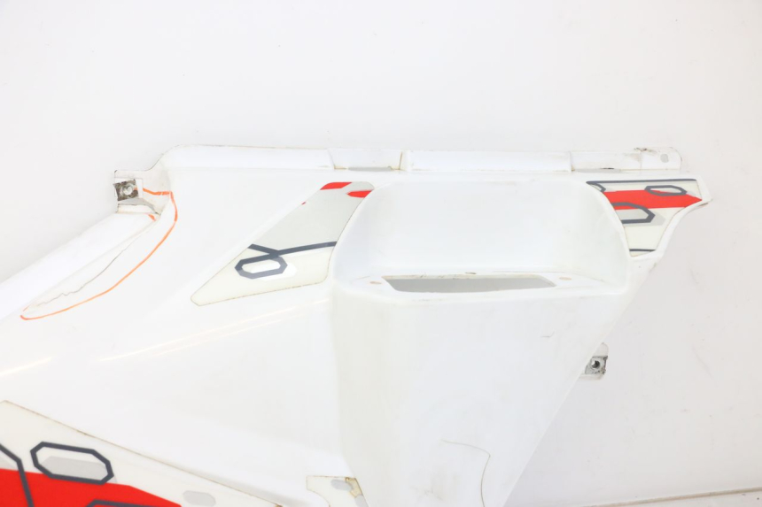 photo de RIGHT SIDE UNDER SEAT COVER HYTRACK ST 170 (2020 - 2024) - Markings and original references