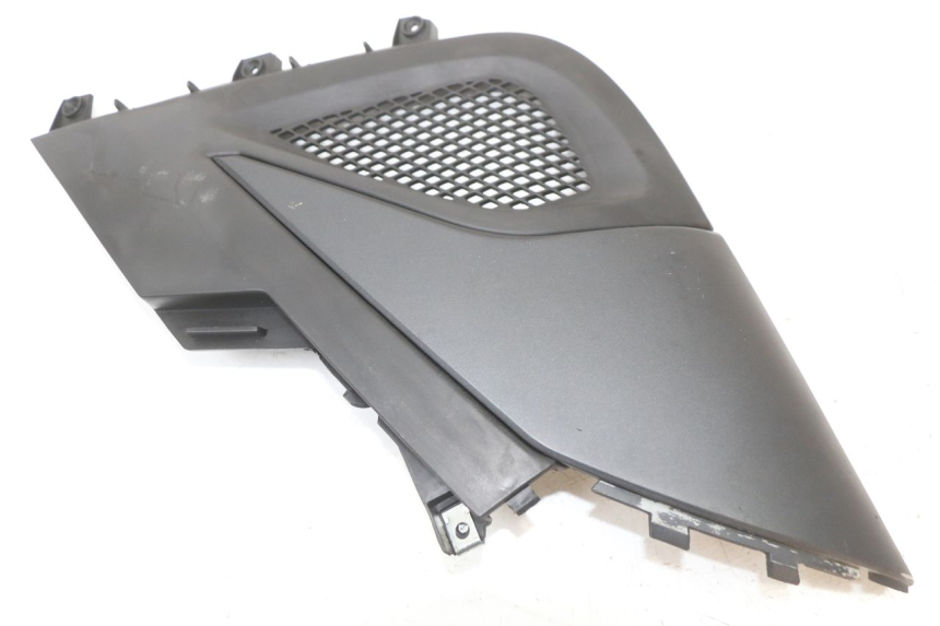 photo de RIGHT UNDERSEAT PANEL KYMCO SUPER 8 4T 50 (2021 - 2024) - Zoom on usage condition