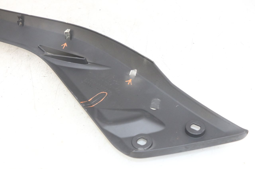 photo de RIGHT SIDE SEAT COVER YAMAHA X-MAX XMAX 125 (2010 - 2013) - Fixing points details