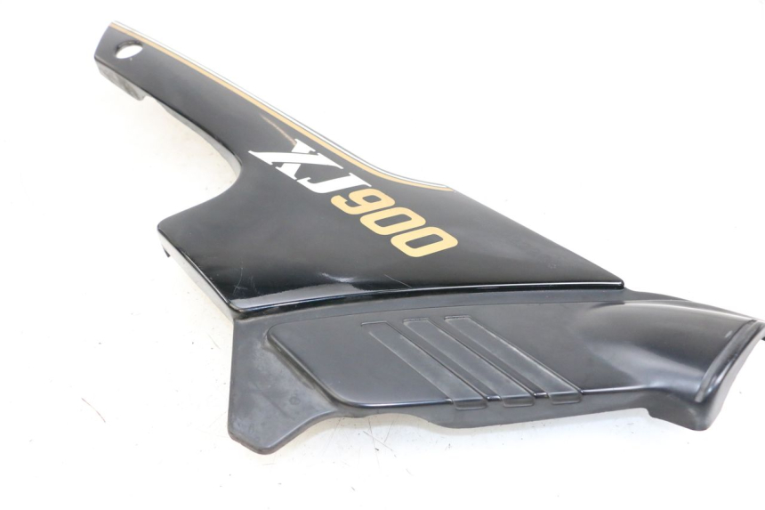 photo de RIGHT UNDERSEAT PANEL YAMAHA XJ F 900 (1983 - 1994) - Technical close-up