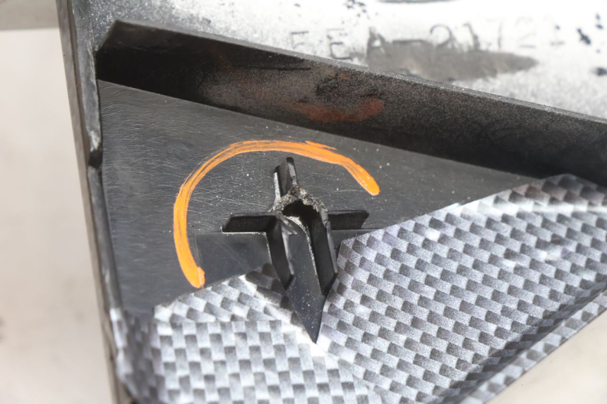 photo de RIGHT UNDERSEAT PANEL YAMAHA XJR 1300 (1998 - 2002) - Surface and material condition
