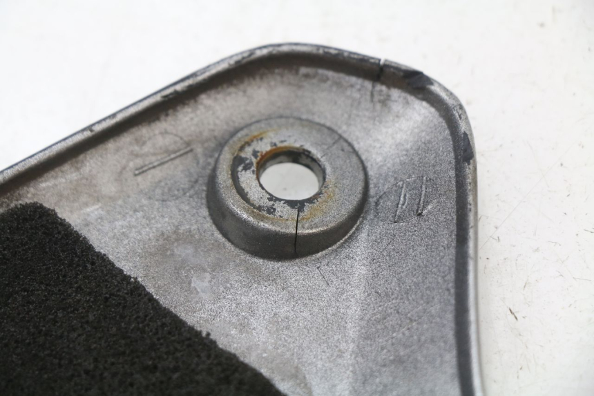 photo de RIGHT UNDERSEAT PANEL HONDA XLV TRANSALP 650 (2005 - 2007) - Zoom on usage condition