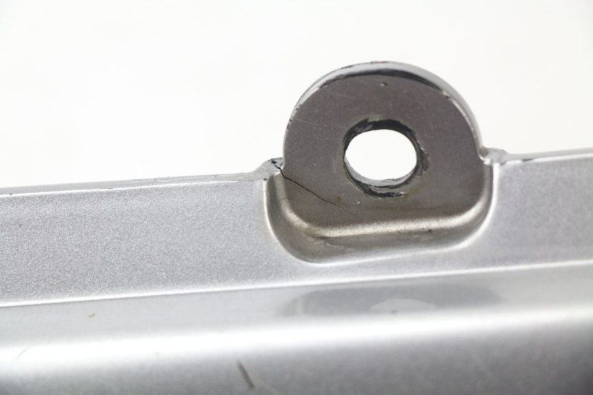 photo de RIGHT UNDERSEAT PANEL HONDA XLV TRANSALP 650 (2005 - 2007) - Technical close-up