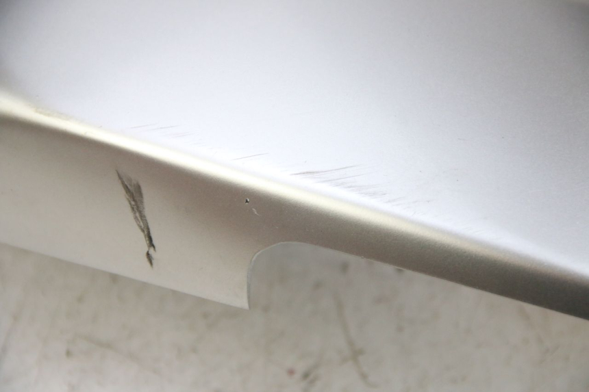 photo de RIGHT UNDERSEAT PANEL YAMAHA XP T-MAX TMAX 500 (2004 - 2007) - Zoom on usage condition