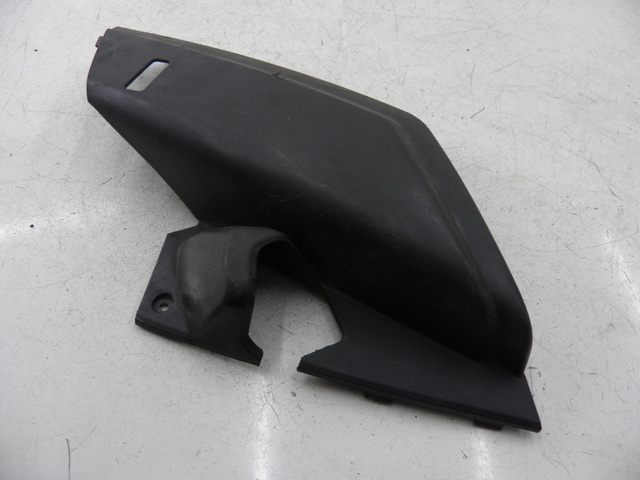 photo de RIGHT UNDERSEAT PANEL YAMAHA XMAX X-MAX 125 (2006 - 2009) - Zoom on usage condition