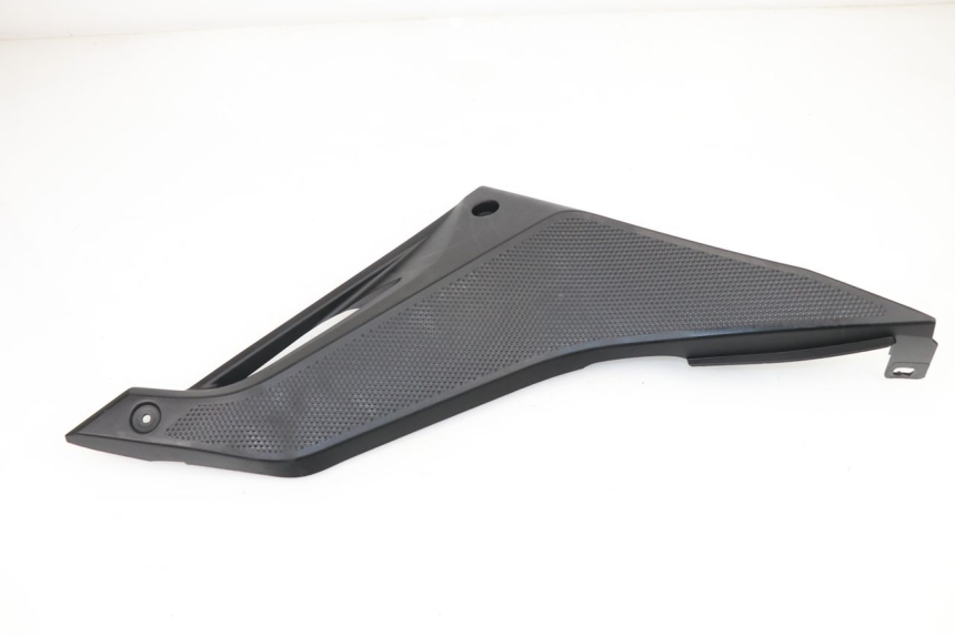photo de RIGHT UNDERSEAT PANEL YAMAHA YZF R 125 (2008 - 2013) - Zoom on usage condition
