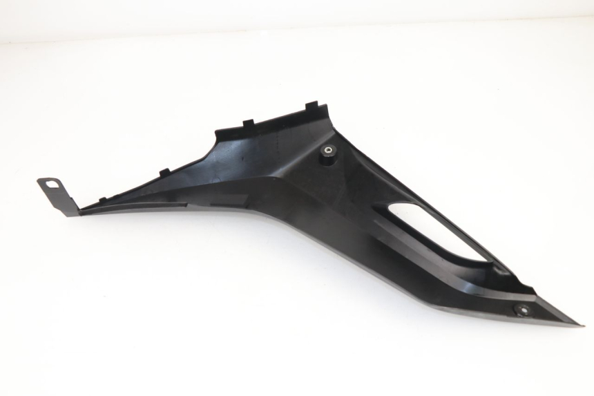 photo de RIGHT UNDERSEAT PANEL YAMAHA YZF R 125 (2008 - 2013) - Technical close-up